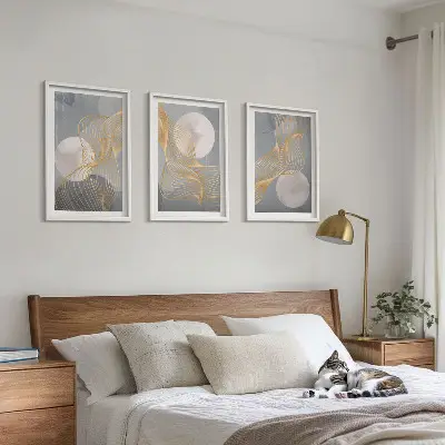 Tavelset ovanför soffa med abstrakta mönster av vågor och cirklar