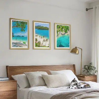 Set med 3 tavlor motiv av stränder, palmer och klart vatten