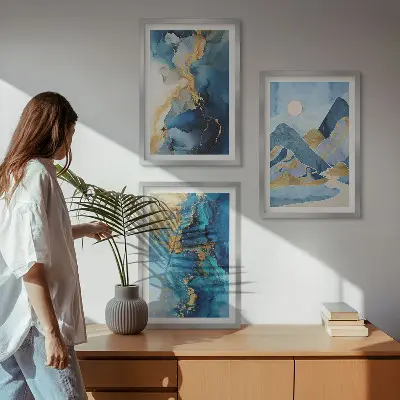 Abstrakta mönster i Blue Mountains tavelset för vägg ovanför soffa
