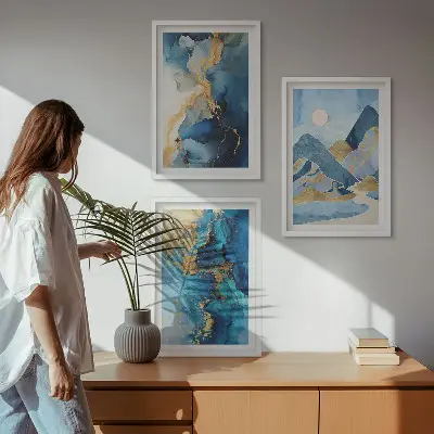 Abstrakta mönster i Blue Mountains tavelset för vägg ovanför soffa