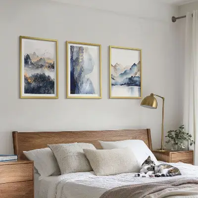 Bergslandskap tavelset i blått och grått för väggen ovanför soffan