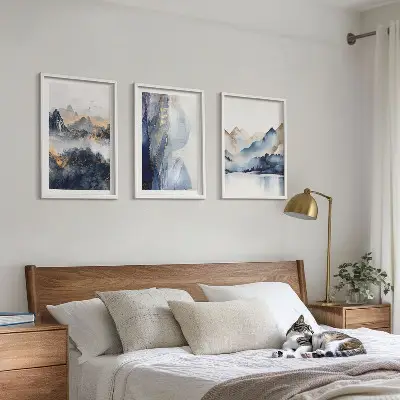Bergslandskap tavelset i blått och grått för väggen ovanför soffan