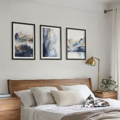 Bergslandskap tavelset i blått och grått för väggen ovanför soffan