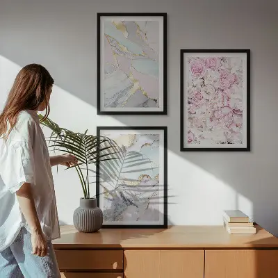Tavelset med ramar rosa blommor i marmor och pastell