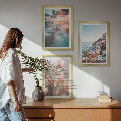 Tavelset ovanför soffa Havssolnedgång hus blommor