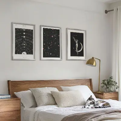 Solsystemets nattfigur set om 3 tavlor