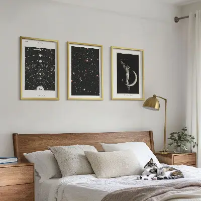 Solsystemets nattfigur set om 3 tavlor