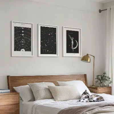 Solsystemets nattfigur set om 3 tavlor