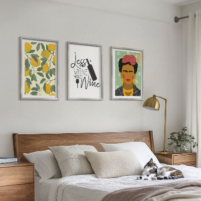 Tavelset ovanför soffa Citroner och vinporträtt av Frida