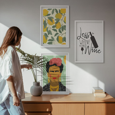 Tavelset ovanför soffa Citroner och vinporträtt av Frida