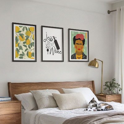Tavelset ovanför soffa Citroner och vinporträtt av Frida
