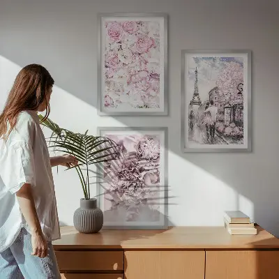 Blommor i nyanser av rosa landskap tavelset ovanför soffa