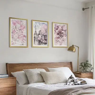 Blommor i nyanser av rosa landskap tavelset ovanför soffa