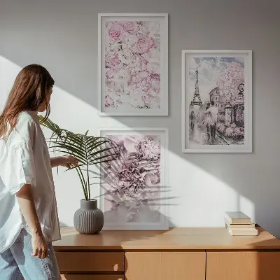 Blommor i nyanser av rosa landskap tavelset ovanför soffa