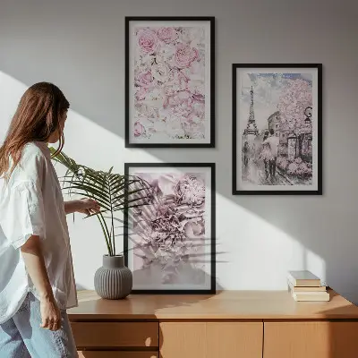 Blommor i nyanser av rosa landskap tavelset ovanför soffa