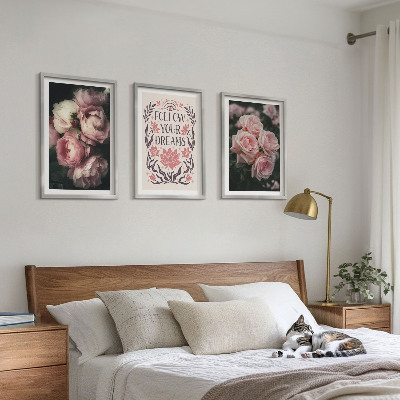 Tavelset ovanför soffa Inskription med drömmar om vintagerosor