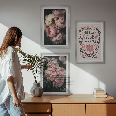 Tavelset ovanför soffa Inskription med drömmar om vintagerosor