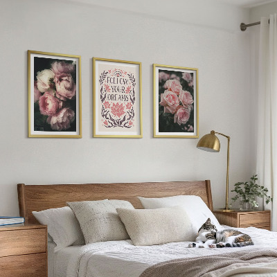 Tavelset ovanför soffa Inskription med drömmar om vintagerosor