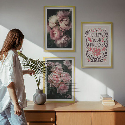 Tavelset ovanför soffa Inskription med drömmar om vintagerosor