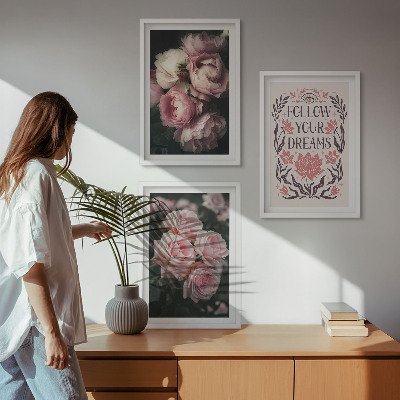 Tavelset ovanför soffa Inskription med drömmar om vintagerosor