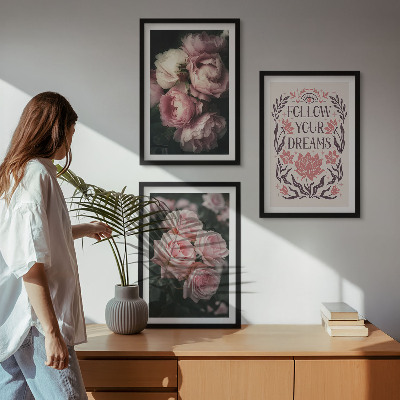 Tavelset ovanför soffa Inskription med drömmar om vintagerosor