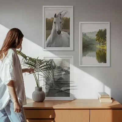 Set med 3 tavlor med motiv av vita hästar vid en flod i naturen