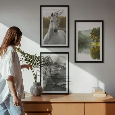 Set med 3 tavlor med motiv av vita hästar vid en flod i naturen