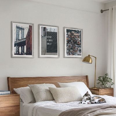 Tavelset ovanför soffa Brostadsinskriptioner fågelvy