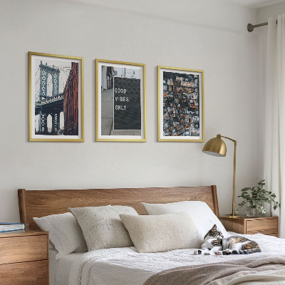 Tavelset ovanför soffa Brostadsinskriptioner fågelvy