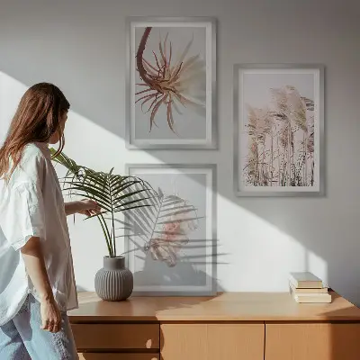 Gräsblommor tavelset för vägg ovanför soffa med ljus bakgrund