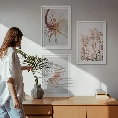 Gräsblommor tavelset för vägg ovanför soffa med ljus bakgrund