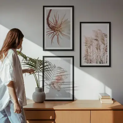 Gräsblommor tavelset för vägg ovanför soffa med ljus bakgrund