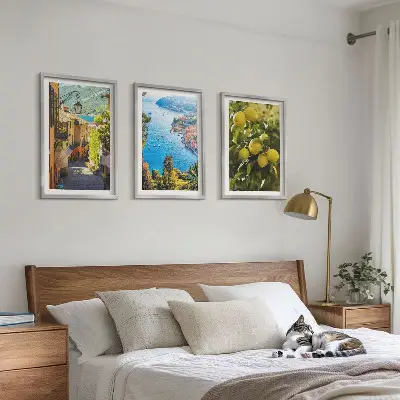 Tavelset ovanför soffa motiv med strandgator och citronhav