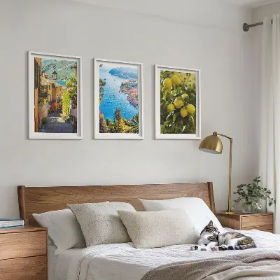 Tavelset ovanför soffa motiv med strandgator och citronhav
