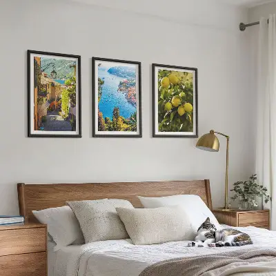 Tavelset ovanför soffa motiv med strandgator och citronhav