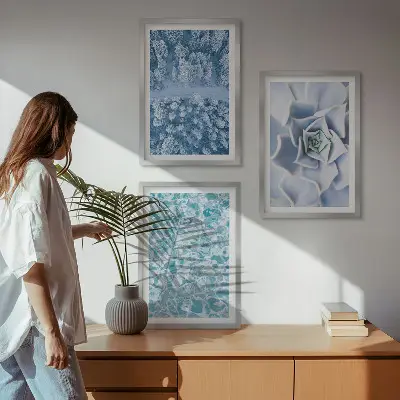 Tavelset Vinterskog med blått blommotiv och vatten