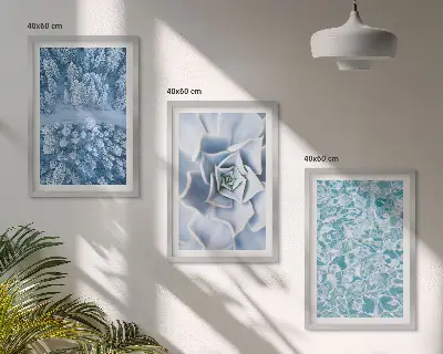 Tavelset Vinterskog med blått blommotiv och vatten