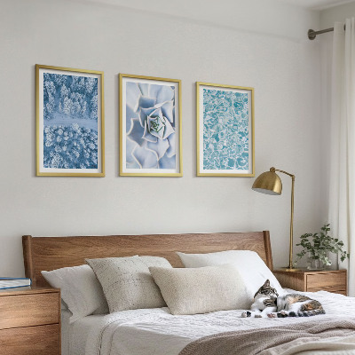 Tavelset ovanför soffa Vinterskog blå blomma vatten