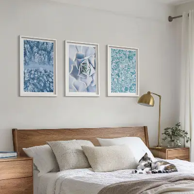 Tavelset Vinterskog med blått blommotiv och vatten