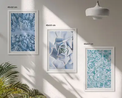 Tavelset Vinterskog med blått blommotiv och vatten