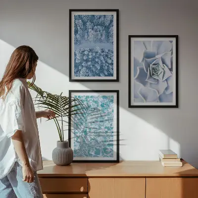 Tavelset Vinterskog med blått blommotiv och vatten