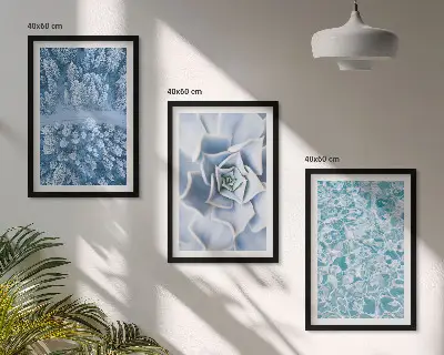 Tavelset Vinterskog med blått blommotiv och vatten