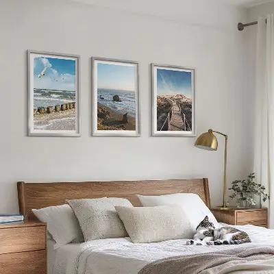 Set med 3 tavlor strand med vågor, himmel och pir