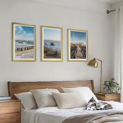Set med 3 tavlor strand med vågor, himmel och pir