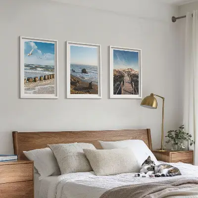 Set med 3 tavlor strand med vågor, himmel och pir