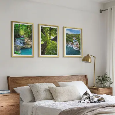 Vattenfall med grönt skogsvatten tavla för vägg ovanför soffa