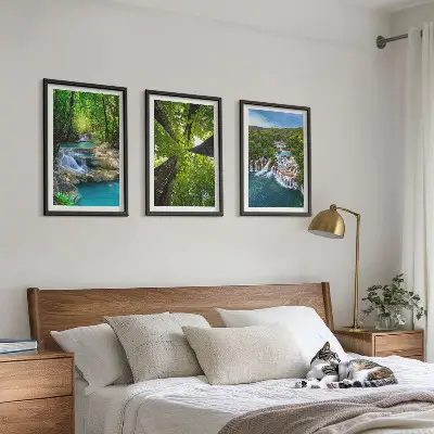 Vattenfall med grönt skogsvatten tavla för vägg ovanför soffa