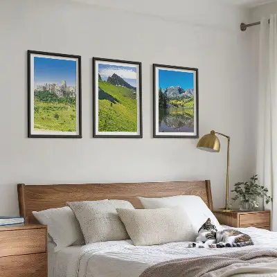 Gröna kullar med ett slott set om 3 tavlor
