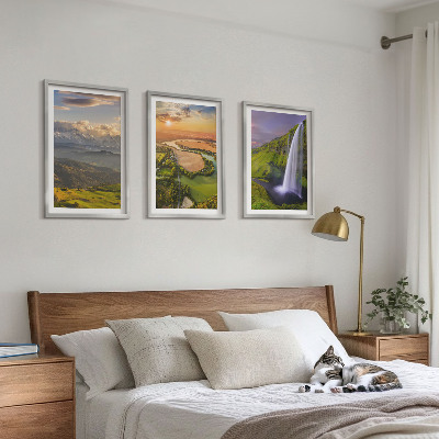 Tavelset ovanför soffa Bergsfloder vattenfall natur