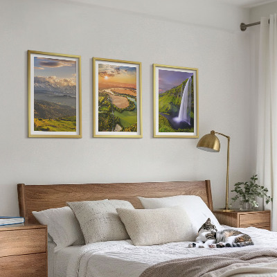 Tavelset ovanför soffa Bergsfloder vattenfall natur
